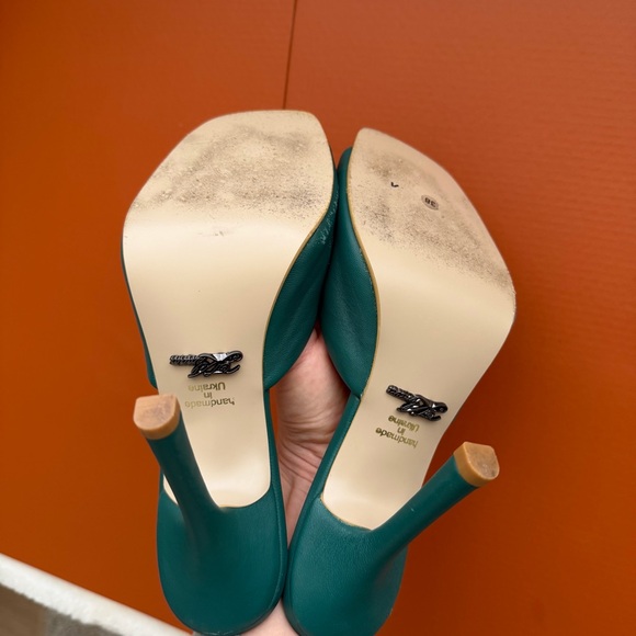 Ukrainian Designer Handmade Green Leather Heels with Tassel Bow Detail - Picture 2 of 8